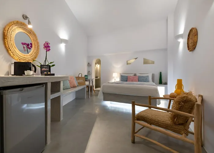 Kima Oia Suites